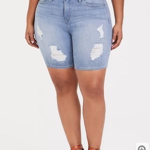Torrid size 18 sky high skinny mid Bermuda short